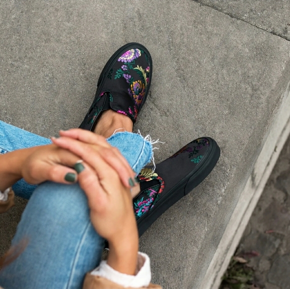 Stylish Embroidered Satin Slip-On VANS - Picture 2 of 10